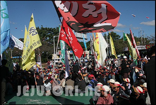 <b>한미FTA 저지 시위대, 경찰 1차 저지선 뚫어 </b>