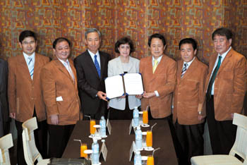 <b>갈옷 입고 감귤주스로 인사 </b>